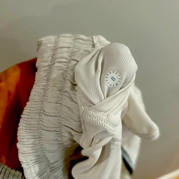 Lululemon Hotty Hot 2.5” - Picture 2 of 3